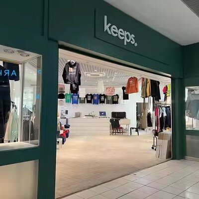 3D metal channel letters at clothing store, close-up customer photo